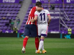 Yang menarik, Luis Suarez sempat memeluk pemain Valladolid Pablo Hervias usai pertandingan. Valladolid kena degradasi. (Foto: AFP/CESAR MANSO)