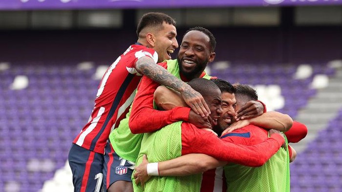 VALLADOLID, SPAIN - MAY 22: Luis Suarez of Atletico de Madrid celebrates with team mates after scoring their sides second goal during the La Liga Santander match between Real Valladolid CF and Atletico de Madrid at Estadio Municipal Jose Zorrilla on May 22, 2021 in Valladolid, Spain. Sporting stadiums around Spain remain under strict restrictions due to the Coronavirus Pandemic as Government social distancing laws prohibit fans inside venues resulting in games being played behind closed doors (Photo by Angel Martinez/Getty Images)