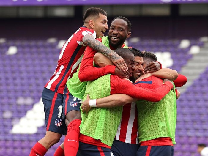 VALLADOLID, SPAIN - MAY 22: Luis Suarez of Atletico de Madrid celebrates with team mates after scoring their side's second goal during the La Liga Santander match between Real Valladolid CF and Atletico de Madrid at Estadio Municipal Jose Zorrilla on May 22, 2021 in Valladolid, Spain. Sporting stadiums around Spain remain under strict restrictions due to the Coronavirus Pandemic as Government social distancing laws prohibit fans inside venues resulting in games being played behind closed doors (Photo by Angel Martinez/Getty Images)