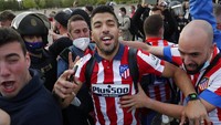 Pindah ke Atletico dari Barcelona bulan September lalu, kini Luis Suarez tak ayal sudah jadi pujaan para suporter. (Foto: AP/Manu Fernandez)