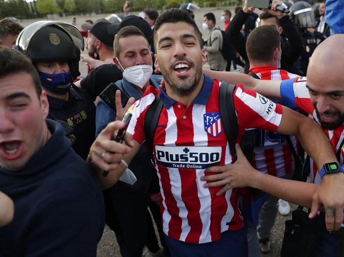 Atletico Madrid's Luis Suarez celebrates with supporters after the Spanish La Liga soccer match between Atletico Madrid and Valladolid at the Jose Zorrilla stadium in Valladolid, Spain, Saturday, May 22, 2021. Atletico won 2-1 and clinches its 11th Spanish La Liga title. (AP Photo/Manu Fernandez)