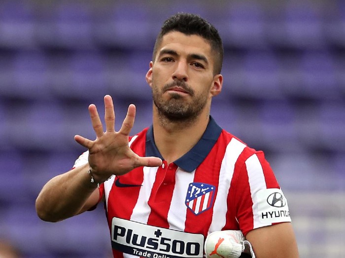 VALLADOLID, SPAIN - MAY 22: Luis Suarez of Atletico de Madrid celebrates winning the La Liga Santander title after victory in the La Liga Santander match between Real Valladolid CF and Atletico de Madrid at Estadio Municipal Jose Zorrilla on May 22, 2021 in Valladolid, Spain. Sporting stadiums around Spain remain under strict restrictions due to the Coronavirus Pandemic as Government social distancing laws prohibit fans inside venues resulting in games being played behind closed doors (Photo by Angel Martinez/Getty Images)