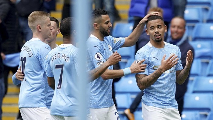 Manchester Citys Gabriel Jesus , right, celebrates with teammates after scoring his sides second goal during the English Premier League soccer match between Manchester City and Everton at the Etihad stadium in Manchester, Sunday, May 23, 2021.(AP Photo/Dave Thompson, Pool)