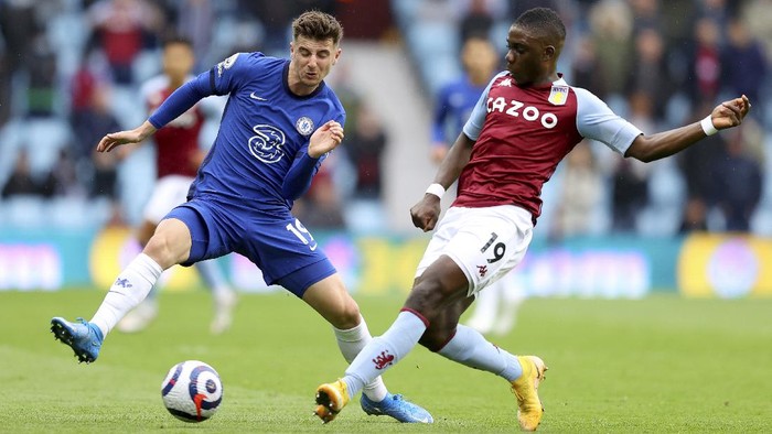 Chelseas Mason Mount, left, and Aston Villas Marvelous Nakamba vie for the ball during the English Premier League soccer match between Aston Villa and Chelsea, at Villa Park stadium in Birmingham England, Sunday, May 23, 2021. (Richard Heathcote/Pool via AP)