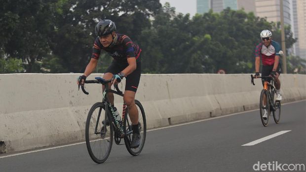 Gubernur Jawa Tengah Ganjar Pranowo ikut gowes road bike di JLNT Kampung Melayu-Tanah Abang. JLNT itu pagi ini diuji coba sebagai lintasan road bike.