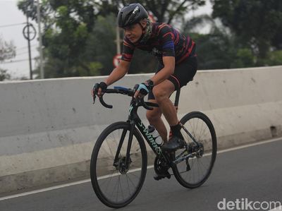 Momen Ganjar Pranowo Bersepeda di JLNT Kampung Melayu-Tanah Abang