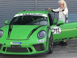 Gokil! Nenek-nenek Bawa Porsche Ngebut di Sirkuit