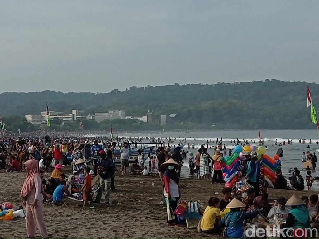 Wisatawan Padati Pantai Pangandaran, Akses Masuk Ditutup Sementara Wisatawan Padati Pantai Pangandaran, Akses Masuk Ditutup Sementara