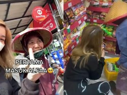 Pemulung yang Belum Pernah ke Minimarket Ini Ditraktir Belanja Netizen