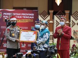 Kapolda Kalteng Dapat Penghargaan dari Gubernur karena Prestasi Ini