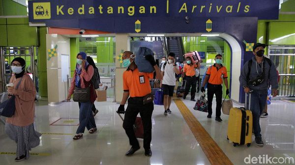 Potret Pemudik Arus Balik Wara-wiri di Stasiun Gambir