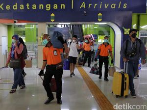 Potret Pemudik Arus Balik Wara-wiri di Stasiun Gambir
