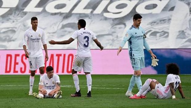 Real Madrid's players react after the Spanish league football match Real Madrid CF against Villarreal CF at the Alfredo di Stefano stadium in Valdebebas, on the outskirts of Madrid, on May 22, 2021. (Photo by JAVIER SORIANO / AFP)