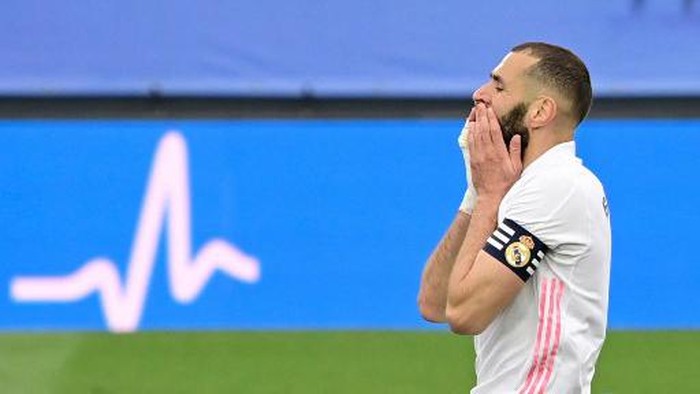 Real Madrids French forward Karim Benzema reacts after missing a goal opportunity during the Spanish league football match Real Madrid CF against Villarreal CF at the Alfredo di Stefano stadium in Valdebebas, on the outskirts of Madrid, on May 22, 2021. (Photo by JAVIER SORIANO / AFP)