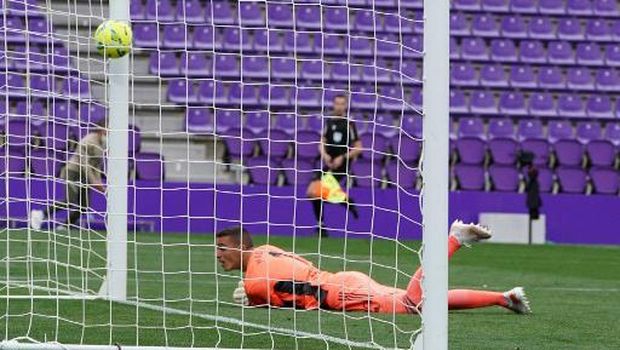 Valladolid's Spanish goalkeeper Jordi Masip faisl to stop a ball kicked by Atletico Madrid's Argentine forward Angel Correa (not pictured) during the Spanish league football match Real Valladolid FC against Club Atletico de Madrid at the Jose Zorilla stadium in Valladolid on May 22, 2021. (Photo by CESAR MANSO / AFP)