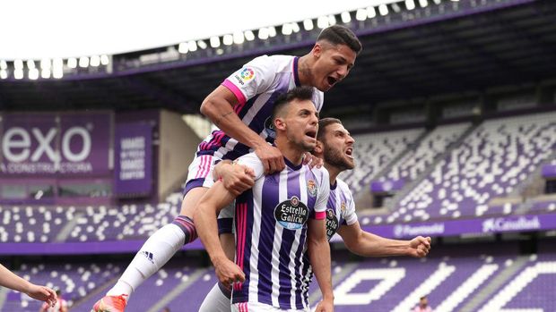 VALLADOLID, SPAIN - MAY 22: Oscar Plano of Real Valladolid celebrates with team mates after scoring their side's first goal during the La Liga Santander match between Real Valladolid CF and Atletico de Madrid at Estadio Municipal Jose Zorrilla on May 22, 2021 in Valladolid, Spain. Sporting stadiums around Spain remain under strict restrictions due to the Coronavirus Pandemic as Government social distancing laws prohibit fans inside venues resulting in games being played behind closed doors (Photo by Angel Martinez/Getty Images)