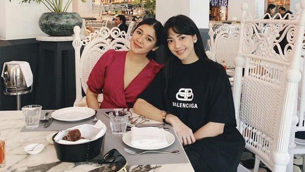 Ririn Dwi Ariyanti Selalu Modis Saat Nongkrong di Kafe