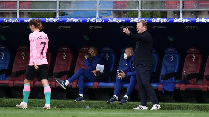 EIBAR, SPAIN - MAY 22: Ronald Koeman, Head coach of FC Barcelona gives their team instructions  during the La Liga Santander match between SD Eibar and FC Barcelona at Estadio Municipal de Ipurua on May 22, 2021 in Eibar, Spain. Sporting stadiums around Spain remain under strict restrictions due to the Coronavirus Pandemic as Government social distancing laws prohibit fans inside venues resulting in games being played behind closed doors (Photo by Juan Manuel Serrano Arce/Getty Images)