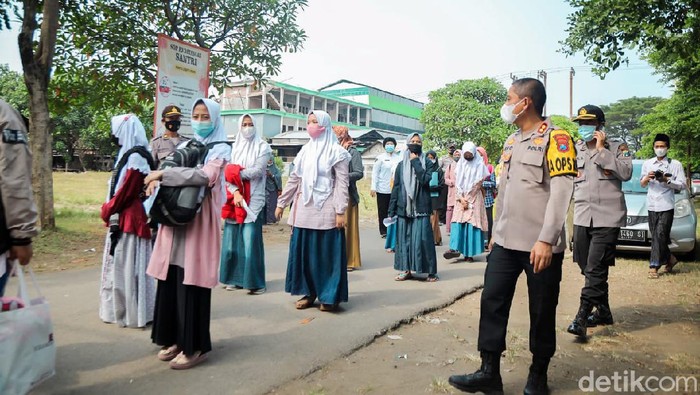 Sebanyak 25 ribu santri Ponpes Lirboyo mulai kembali ke pondok secara bertahap. Hari ini ada sekitar empat ribu santri yang kembali ke pondok.