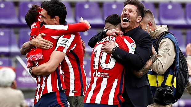 Soccer Football - La Liga Santander - Real Valladolid v Atletico Madrid - Estadio Jose Zorrilla, Valladolid, Spain - May 22, 2021 Atletico Madrid coach Diego Simeone celebrates winning La Liga Santander with players REUTERS/Juan Medina  REFILE - CORRECTING HEADLINE