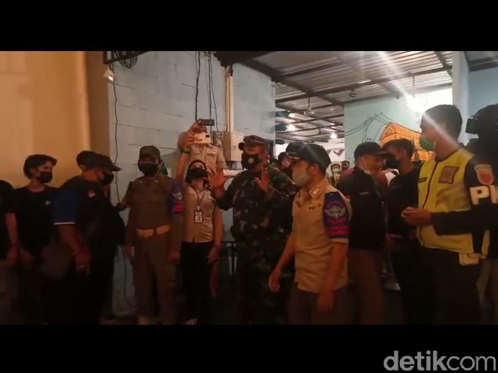 Langgar Prokes, THM Berkedok Warung Bakso di Makassar Dibubarkan Satgas