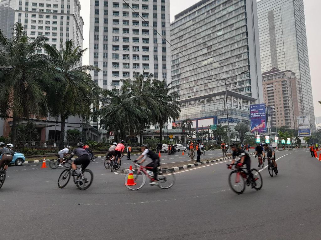 Suasana Uji Coba Road Bike di JLNT Kampung Melayu-Tanah Abang