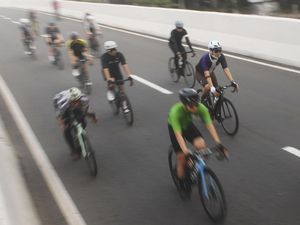 Viral Rombongan Road Bike Terobos Lampu Merah, Nekat Coba Setop Kendaraan Lain