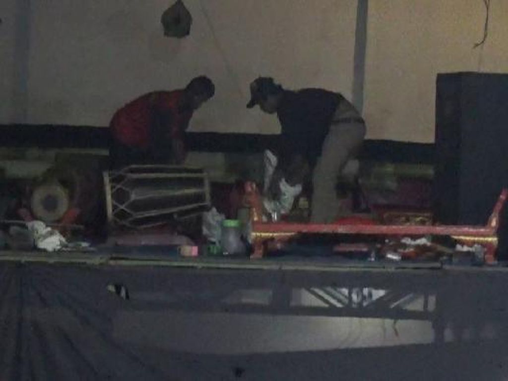 Wayang Kulit yang Digelar Kades di Jombang Dibubarkan Wayang Kulit yang Digelar Kades di Jombang Dibubarkan