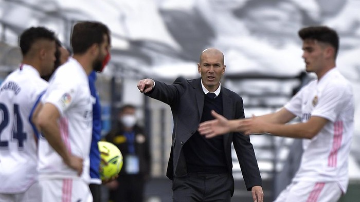Real Madrids head coach Zinedine Zidane gestures during the Spanish La Liga last round soccer match between Real Madrid and Villarreal at the Alfredo Di Stefano stadium in Madrid, Saturday, May 22, 2021. (AP Photo/Pablo Morano)