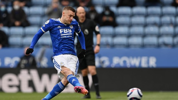 LEICESTER, ENGLAND - MAY 23: Jamie Vardy of Leicester City scores a penalty for his teams first goal during the Premier League match between Leicester City and Tottenham Hotspur at The King Power Stadium on May 23, 2021 in Leicester, England. A limited number of fans will be allowed into Premier League stadiums as Coronavirus restrictions begin to ease in the UK. (Photo by Shaun Botterill/Getty Images)