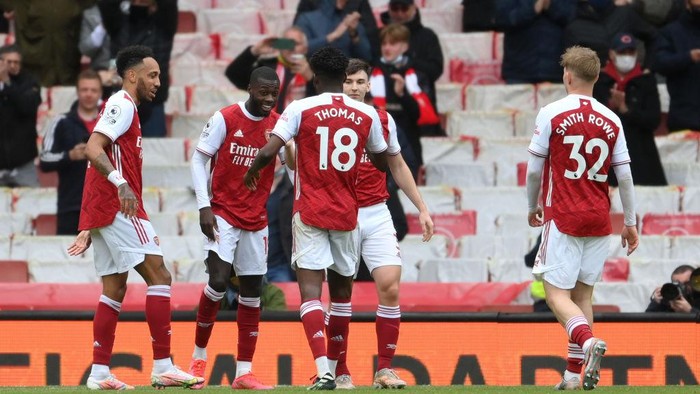 LONDON, ENGLAND - MAY 23: Nicolas Pepe of Arsenal celebrates after scoring their teams second goal with Thomas Partey, Kieran Tierney, Pierre-Emerick Aubameyang and Emile Smith Rowe  during the Premier League match between Arsenal and Brighton & Hove Albion at Emirates Stadium on May 23, 2021 in London, England. A limited number of fans will be allowed into Premier League stadiums as Coronavirus restrictions begin to ease in the UK. (Photo by Mike Hewitt/Getty Images)
