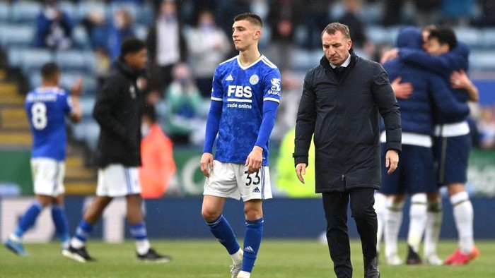 LEICESTER, ENGLAND - MAY 23: Luke Thomas and Brendan Rodgers, Manager of Leicester City look dejected following the Premier League match between Leicester City and Tottenham Hotspur at The King Power Stadium on May 23, 2021 in Leicester, England. A limited number of fans will be allowed into Premier League stadiums as Coronavirus restrictions begin to ease in the UK. (Photo by Shaun Botterill/Getty Images)