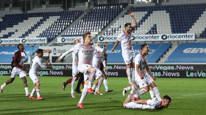 BERGAMO, ITALY - MAY 23: Players of A.C. Milan celebrate following their teams victory after the Serie A match between Atalanta BC and AC Milan at Gewiss Stadium on May 23, 2021 in Bergamo, Italy. Sporting stadiums around Italy remain under strict restrictions due to the Coronavirus Pandemic as Government social distancing laws prohibit fans inside venues resulting in games being played behind closed doors.  (Photo by Marco Luzzani/Getty Images)