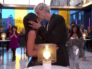 Bad Bunny dan Machine Gun Kelly Bikin Panas Billboard Music Awards 2021 Bad Bunny dan Machine Gun Kelly Bikin Panas Billboard Music Awards 2021