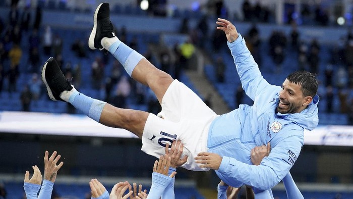 Manchester City players throw teammate Manchester Citys Sergio Aguero in the air to celebrate winning the English Premier League title after the soccer match between Manchester City and Everton at the Etihad stadium in Manchester, Sunday, May 23, 2021.(AP Photo/Dave Thompson, Pool)