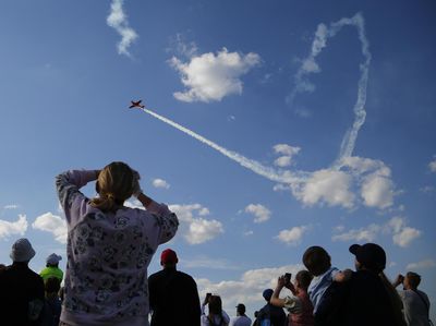 Aksi Pesawat Tempur Bermanuver di Langit Rusia