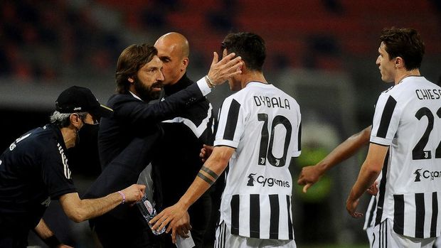 BOLOGNA, ITALY - MAY 23: Andrea Pirlo head coach of Juventus (L) celebrates after his team's second goal  during the Serie A match between Bologna FC and Juventus at Stadio Renato Dall'Ara on May 23, 2021 in Bologna, Italy. (Photo by Mario Carlini / Iguana Press/Getty Images)
