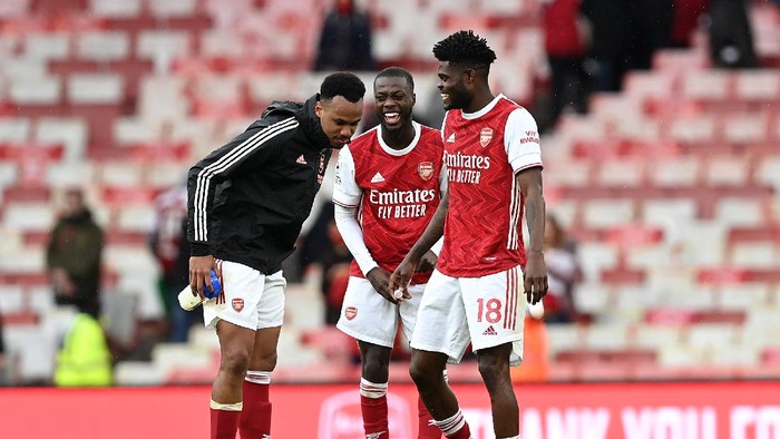 LONDON, ENGLAND - MAY 23: Nicolas Pepe, Thomas Partey and Gabriel of Arsenal laughing together following the Premier League match between Arsenal and Brighton & Hove Albion at Emirates Stadium on May 23, 2021 in London, England. A limited number of fans will be allowed into Premier League stadiums as Coronavirus restrictions begin to ease in the UK. (Photo by Neil Hall - Pool/Getty Images)