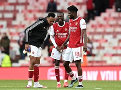 Bek Arsenal Ini Sibuk Cari Gigi Hilang di Lapangan