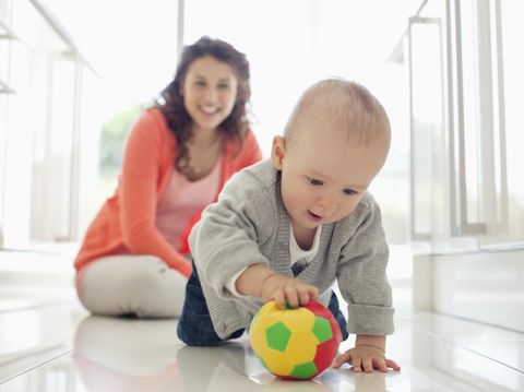 bayi laki-laki main bola.