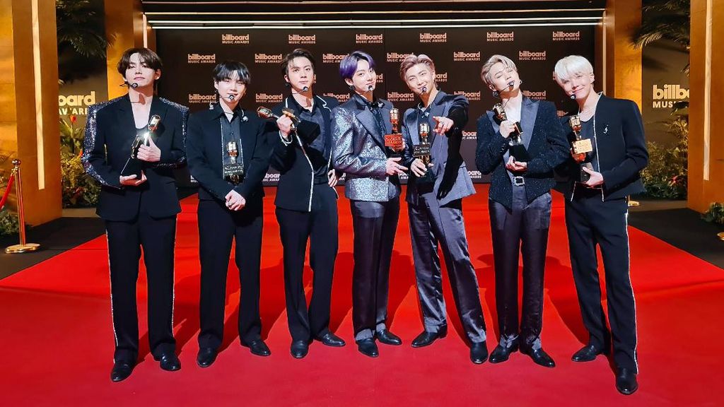 Terima Kasih ARMY! BTS Pamer Piala Billboard Music Awards 2021