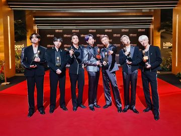 Terima Kasih ARMY! BTS Pamer Piala Billboard Music Awards 2021 Terima Kasih ARMY! BTS Pamer Piala Billboard Music Awards 2021