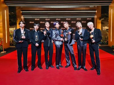 Terima Kasih ARMY! BTS Pamer Piala Billboard Music Awards 2021