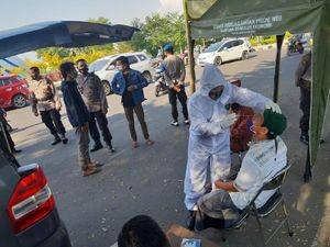 Cegah COVID-19 Meluas, Polresta Mataram Rutin Lakukan Tes Swab Acak Cegah COVID-19 Meluas, Polresta Mataram Rutin Lakukan Tes Swab Acak