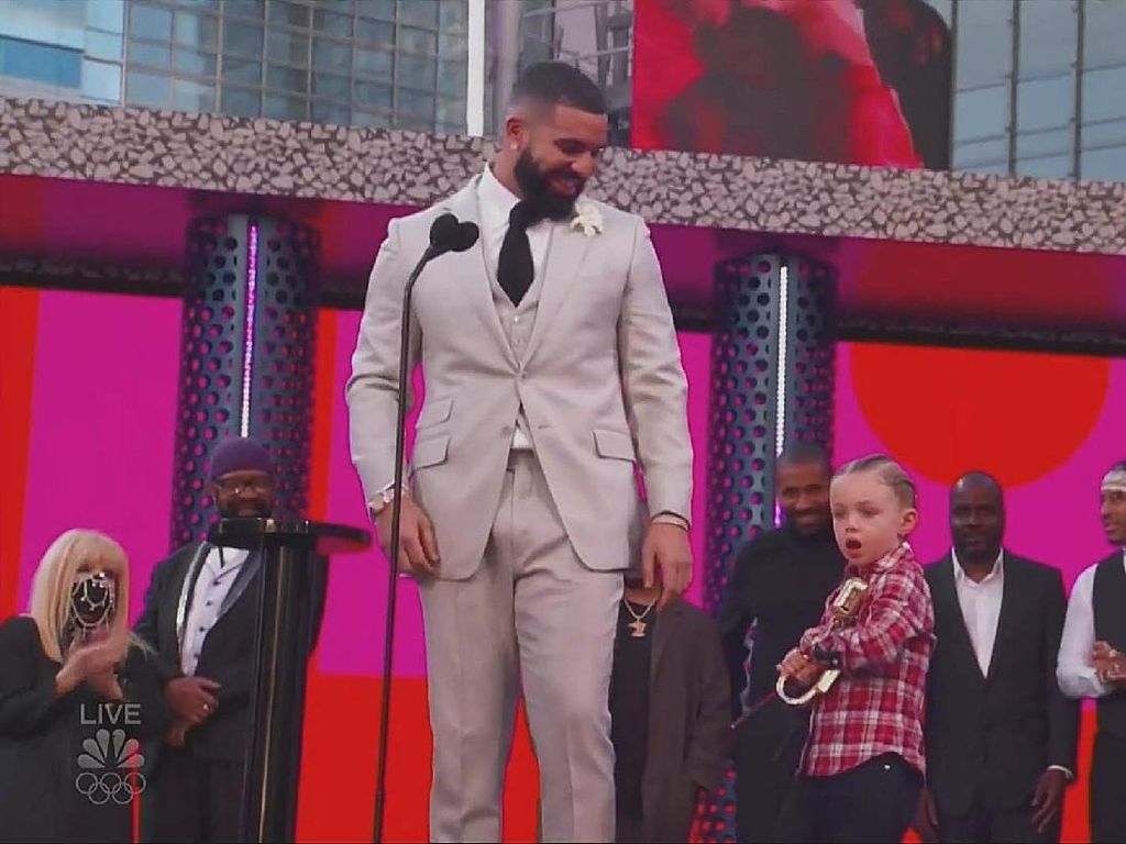 Drake Bawa Adonis yang Curi Perhatian di Billboard Music Awards