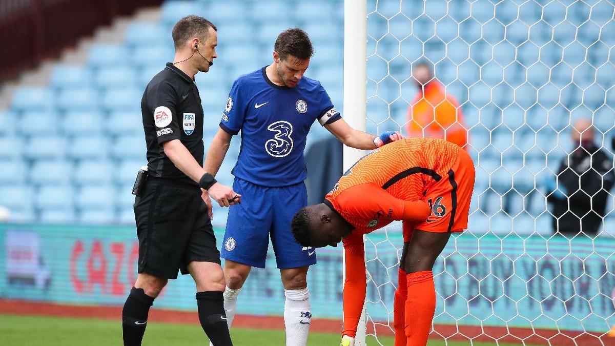 Edouard Mendy cedera di laga Aston Villa vs Chelsea. (Foto: Getty Images/Pool)
