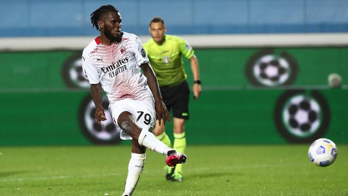 BERGAMO, ITALY - MAY 23: Franck Kessie of A.C. Milan scores his teams second goal during the Serie A match between Atalanta BC and AC Milan at Gewiss Stadium on May 23, 2021 in Bergamo, Italy. Sporting stadiums around Italy remain under strict restrictions due to the Coronavirus Pandemic as Government social distancing laws prohibit fans inside venues resulting in games being played behind closed doors.  (Photo by Marco Luzzani/Getty Images)