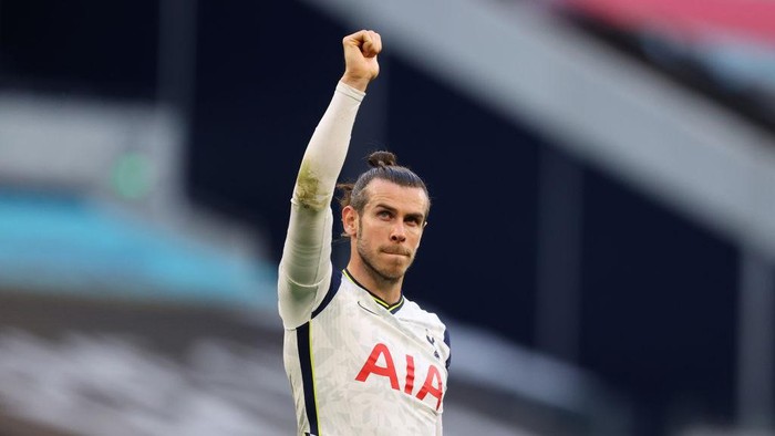 LONDON, ENGLAND - MAY 19: Gareth Bale of Tottenham Hotspur acknowledges the fans following the Premier League match between Tottenham Hotspur and Aston Villa at Tottenham Hotspur Stadium on May 19, 2021 in London, England. A limited number of fans will be allowed into Premier League stadiums as Coronavirus restrictions begin to ease in the UK. (Photo by Richard Heathcote/Getty Images)