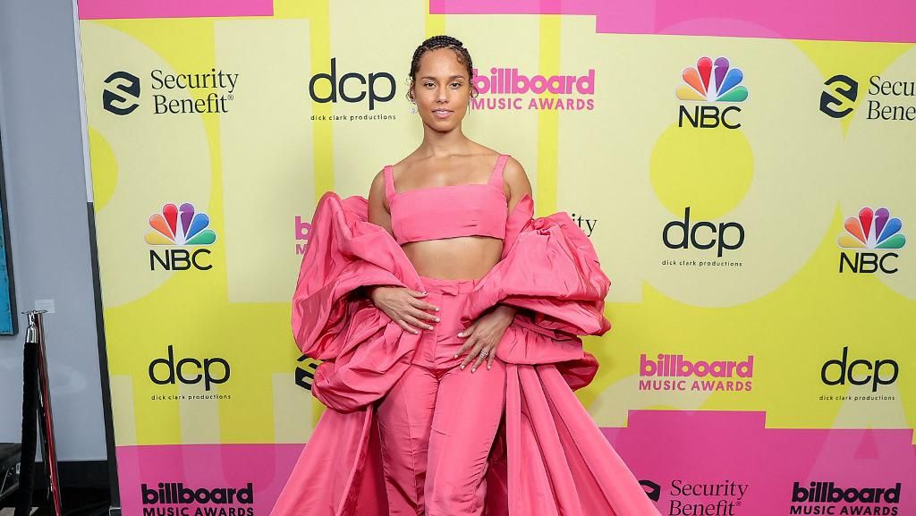 10 Gaya Nyentrik Vs Seksi Artis di Red Carpet Billboard Music Awards