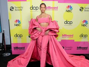 10 Gaya Nyentrik Vs Seksi Artis di Red Carpet Billboard Music Awards